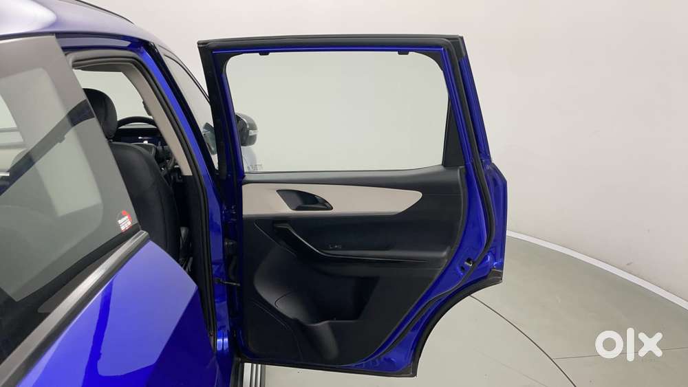 Mahindra Xuv700 2.0 Ax 5 Petrol Mt 7 Str, 2021, Petrol