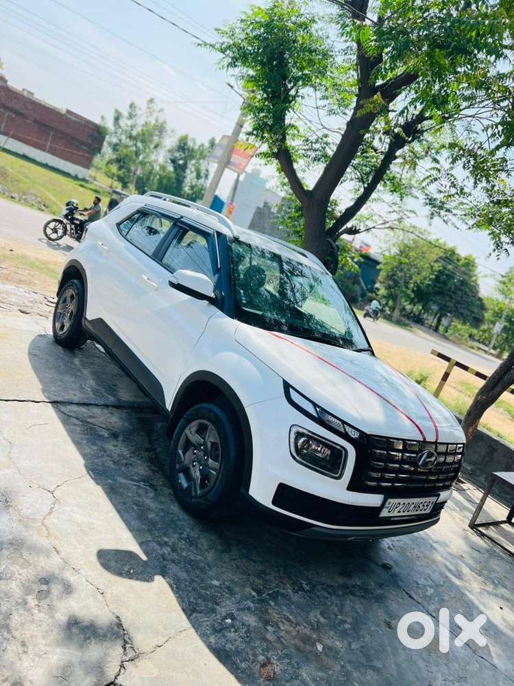 Hyundai Venue 2023 Petrol 11500 Km Driven
