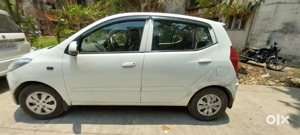 Hyundai With An Peace Colour That's Too With Good Condition