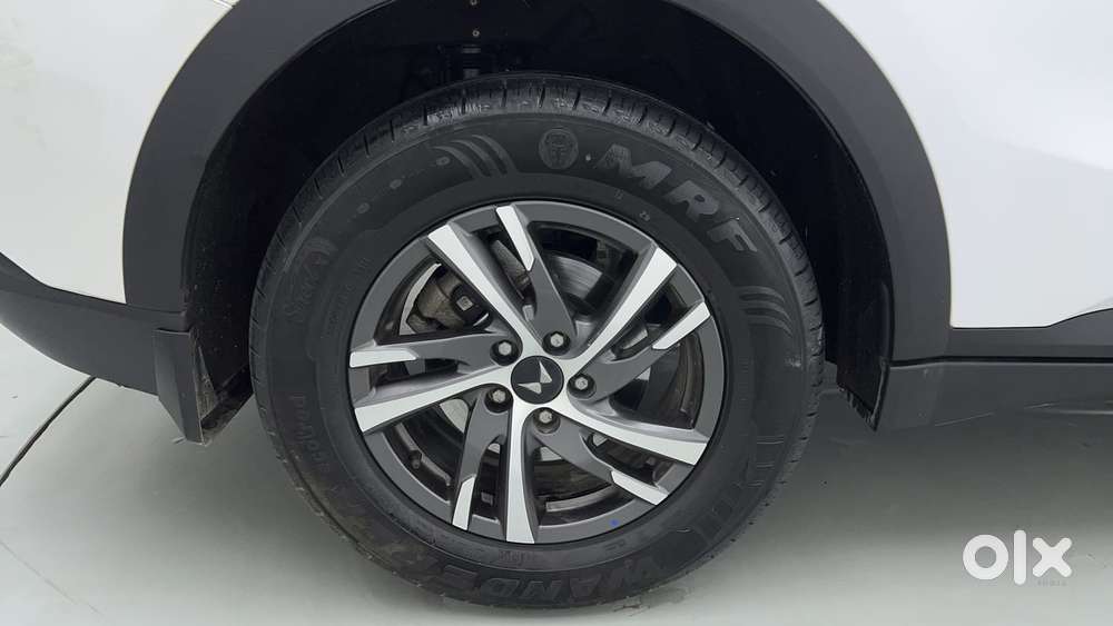 Mahindra Xuv700 2.0 Ax 5 Petrol Mt 7 Str, 2025, Petrol