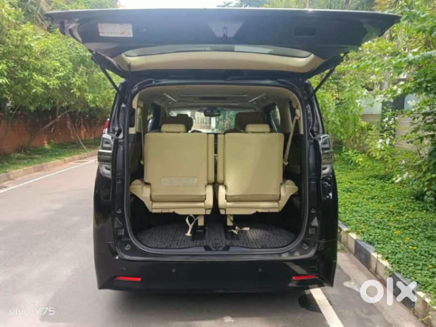 Toyota Vellfire 2.5 Executive Lounge, 2021, Cng & Hybrids