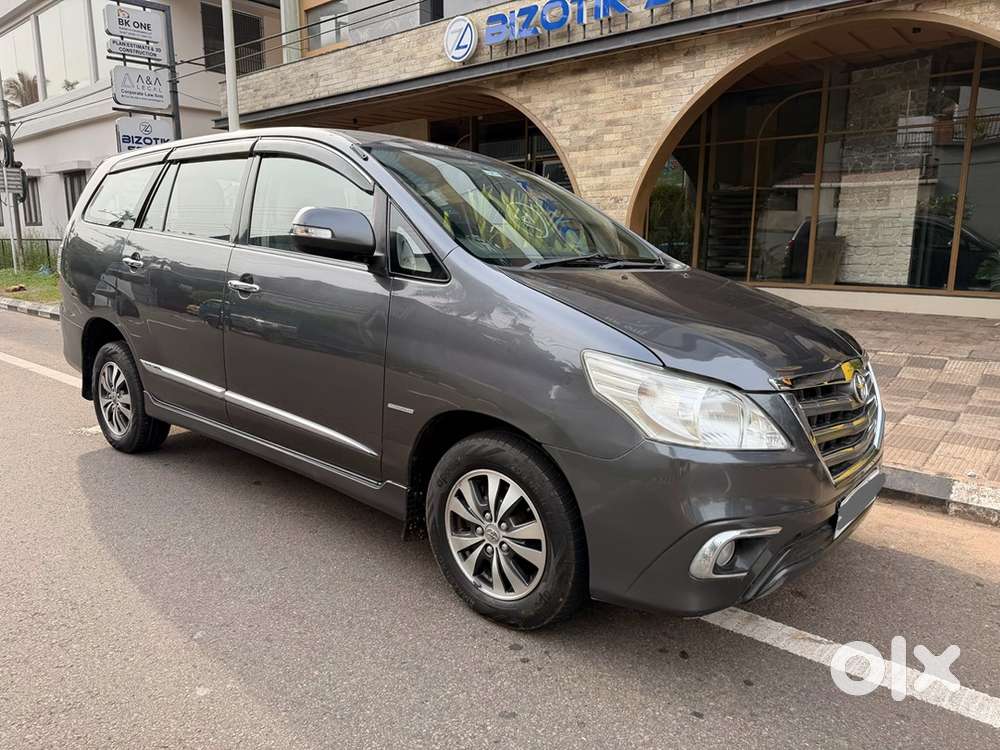 Toyota Innova 2.5 V / 7 Str/ 2015 Model/ 2016 Registration/ Hr Number