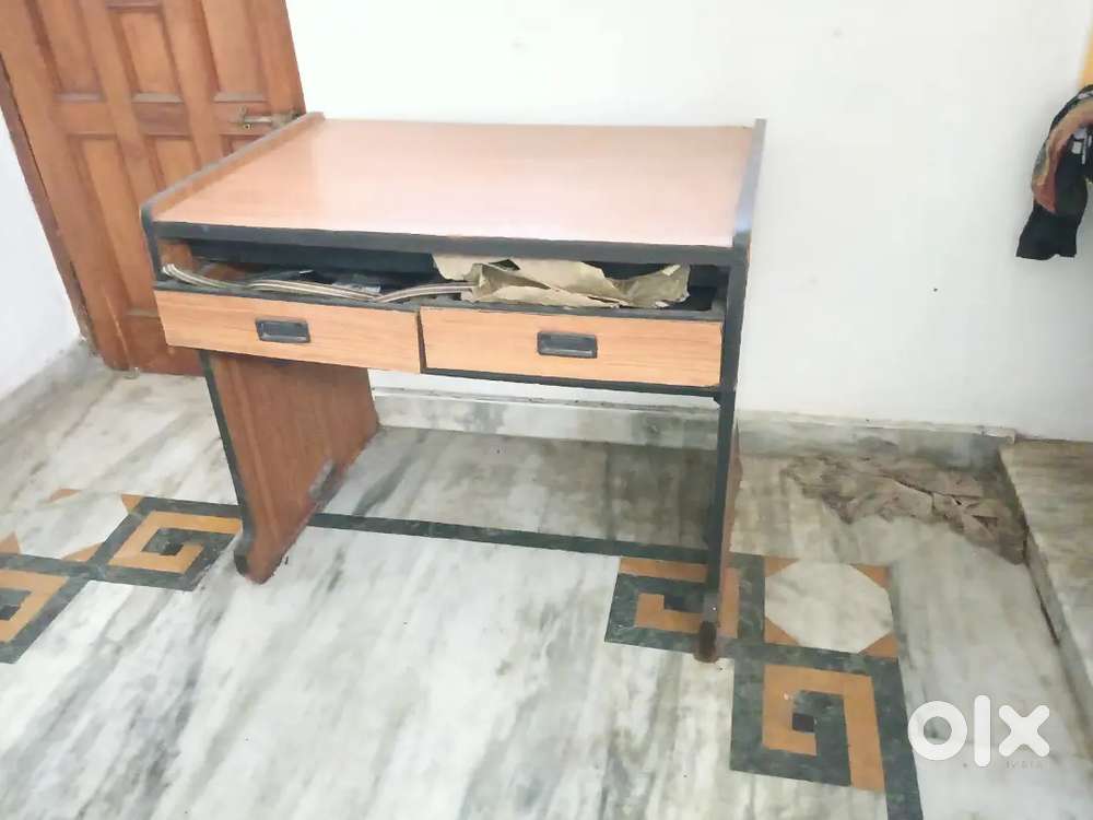 Wooden Study Table with 2 Drawers &ndash; Used