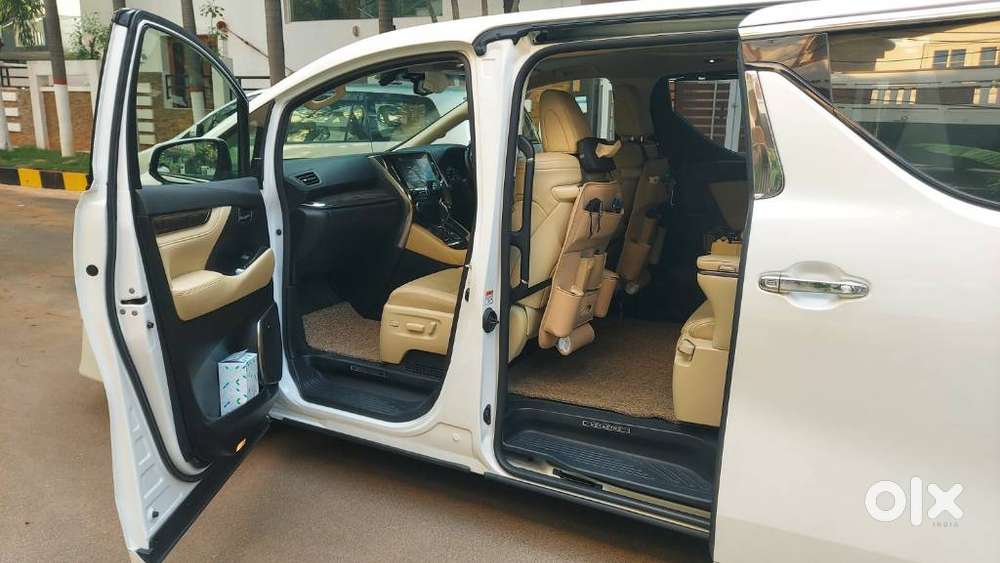 Toyota Vellfire 2.5 Executive Lounge, 2023, Cng & Hybrids
