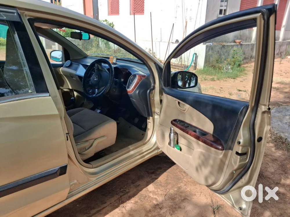 Honda Mobilio Model: 2015 (top Variant - V)