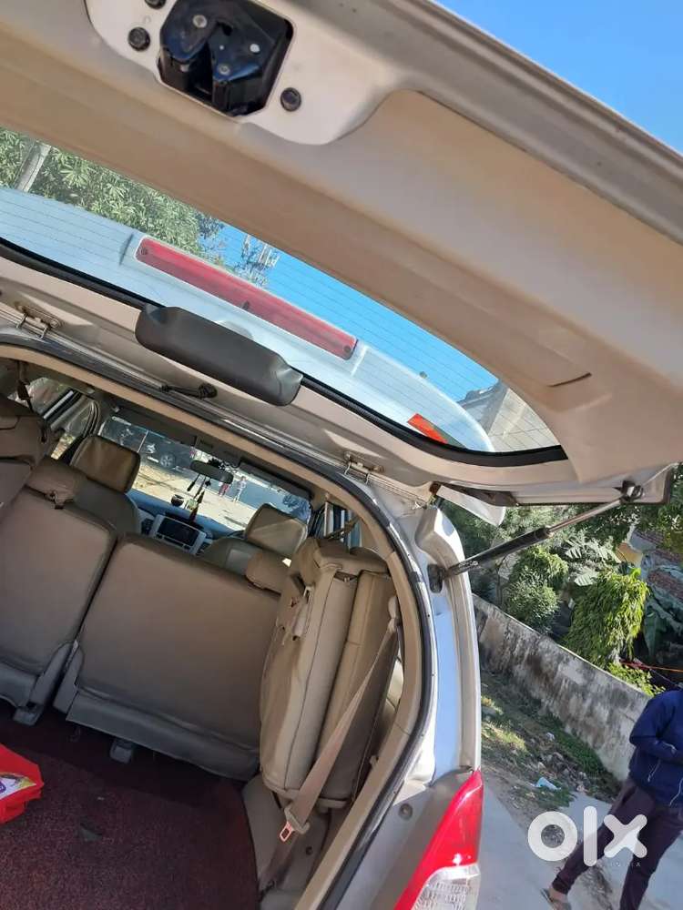 Toyota Innova 2.5 V 2010 Orignal Kl Family Used