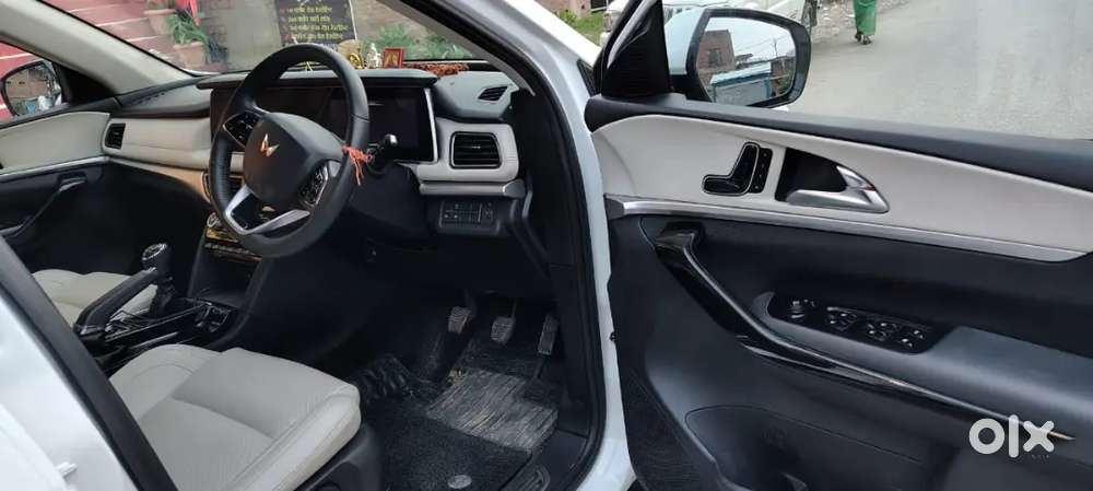 Mahindra Xuv700 2024 Petrol Well Maintained
