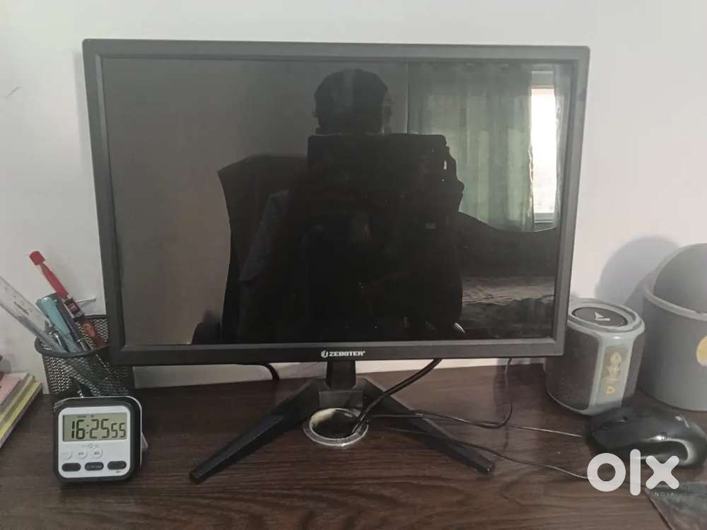 ZEBRONICS (ZEBSTER) MONITOR, 44cm (17 inch) along with 2 of its cables