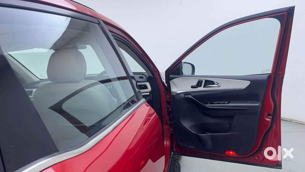 Mahindra Xuv700 2.0 Ax 7 Petrol At Str, 2024, Petrol