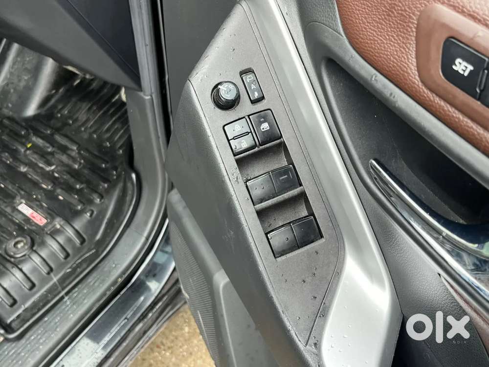 Toyota Innova Hycross 2.0 Zx (o) Hybrid 7 Str, 2025, Petrol