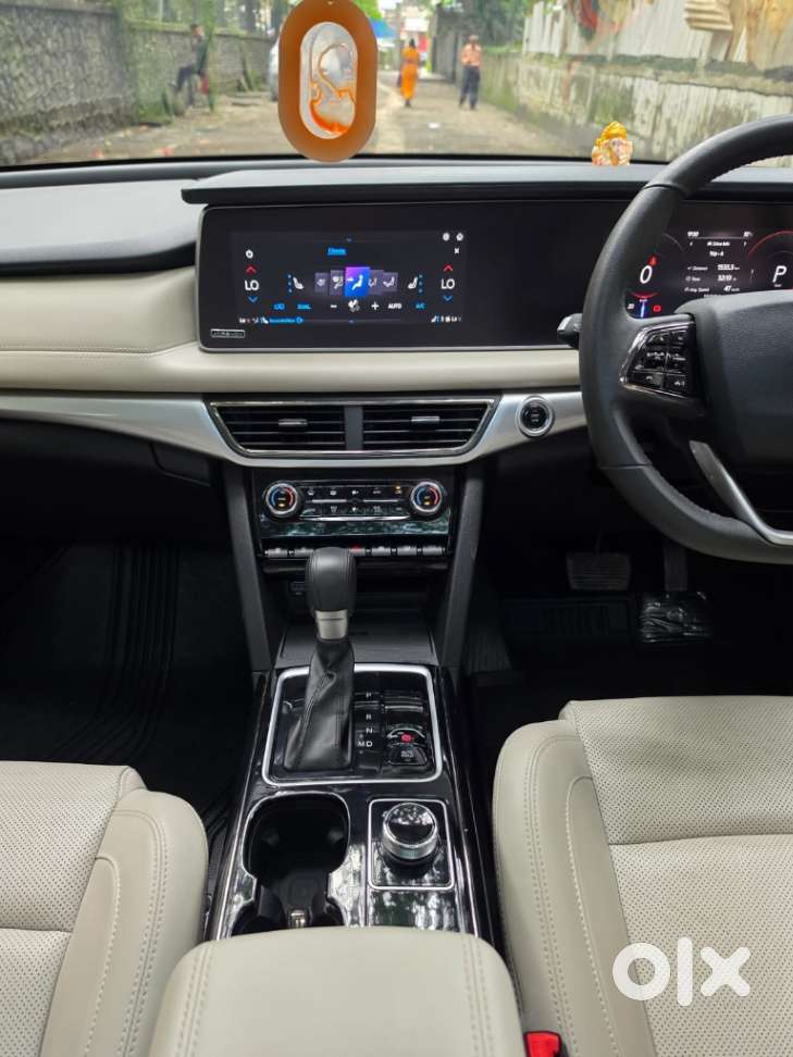 Mahindra Xuv700 2.2 Ax 7 Diesel At Luxury Pack Str Awd, 2025, Diesel