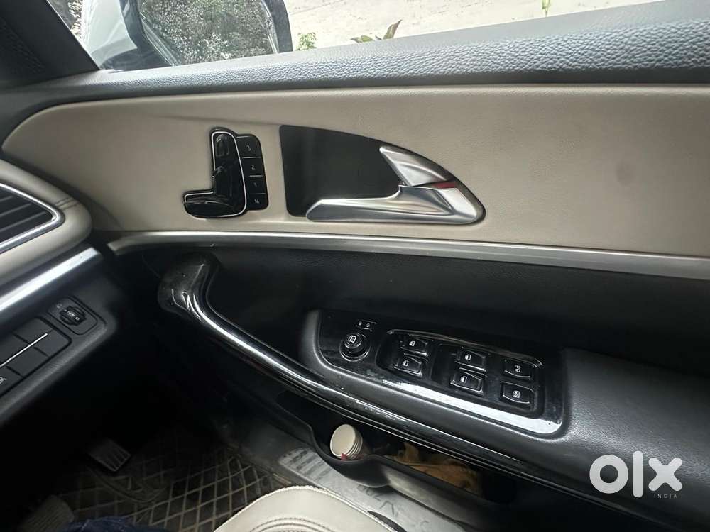 Mahindra Xuv700 2.0 Ax 7 Petrol Mt Str, 2022, Petrol