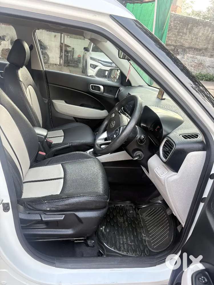 Hyundai Venue 2022 Petrol 22000 Km Driven