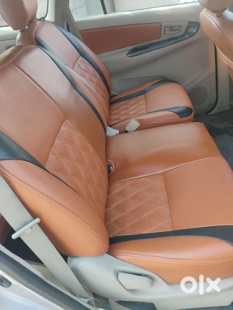 Innova 2.5 G (2011) 7 Seater Showroom Tack Vehicle