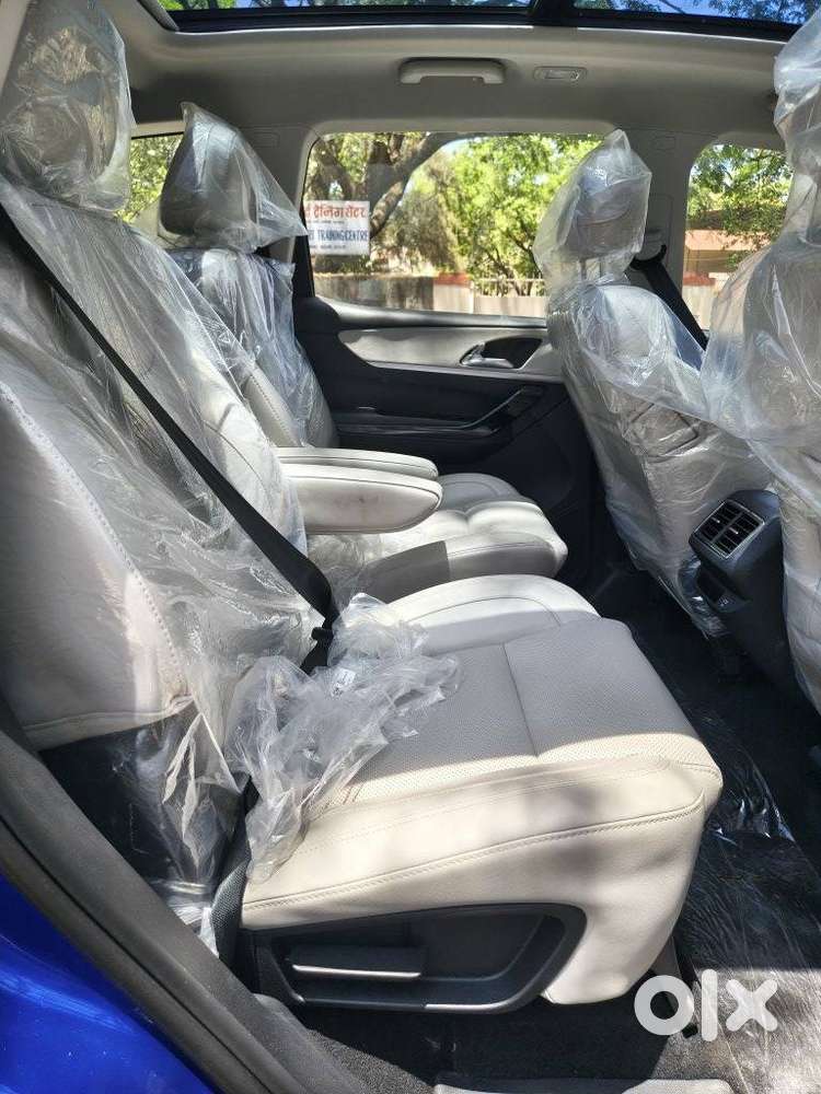 Mahindra Xuv700 2.0 Ax 7 Petrol At Luxury Pack Str, 2026, Petrol