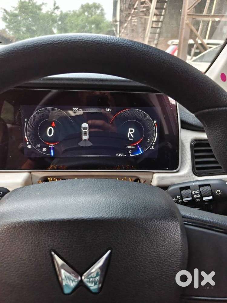 Mahindra Xuv700 Ax 5 Petrol Mt 7 Str (e), 2025, Petrol