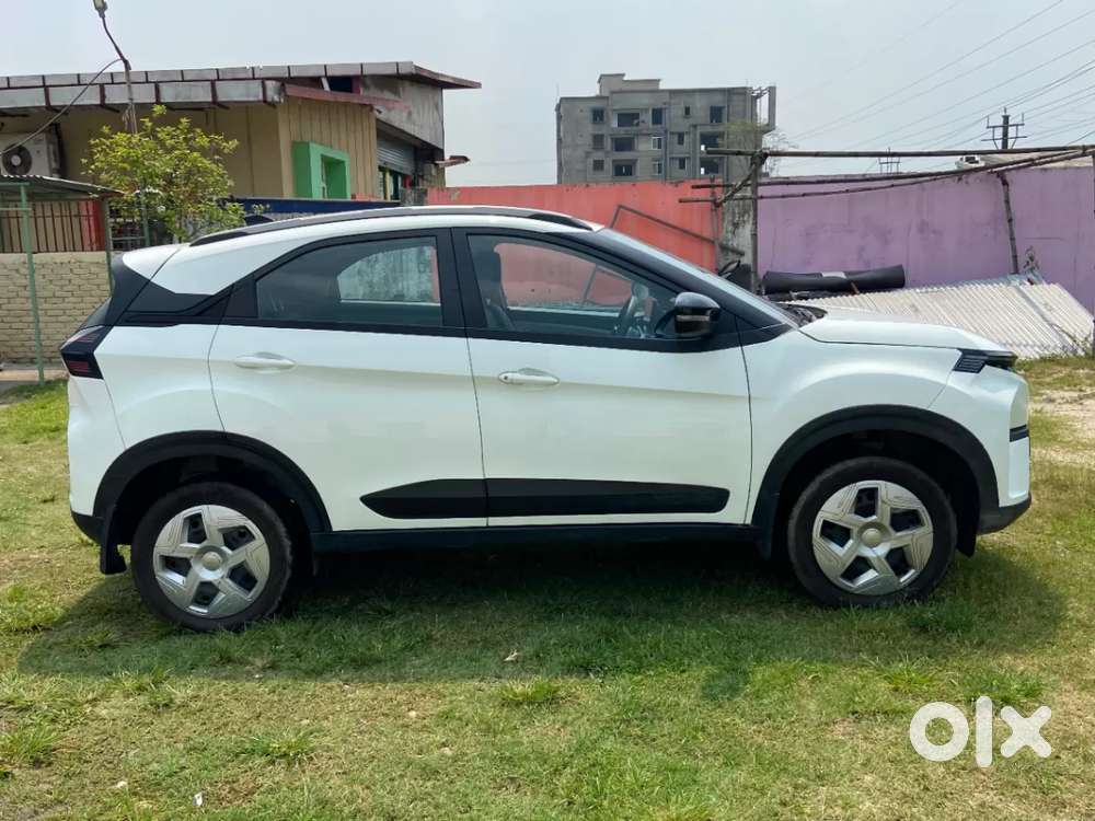Tata Nexon Pure (s) 1.2 Petrol 6amt, 2025, Petrol