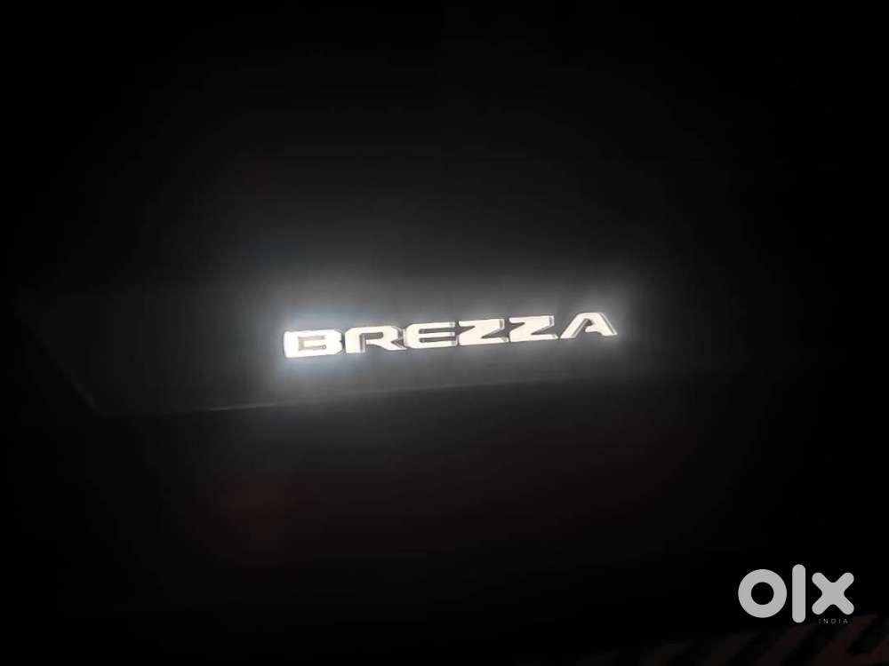 2023 Maruti Brezza 1.5 Zxi Dual Tone (red And Black)