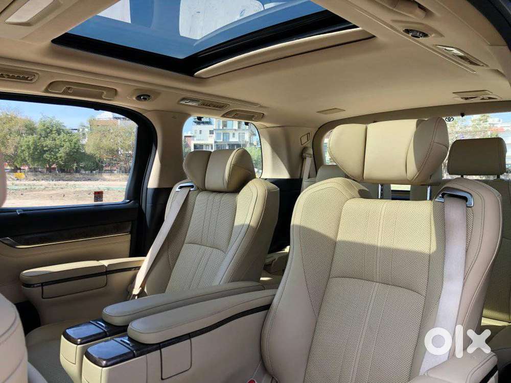 Toyota Vellfire 2.5 Executive Lounge, 2023, Cng & Hybrids