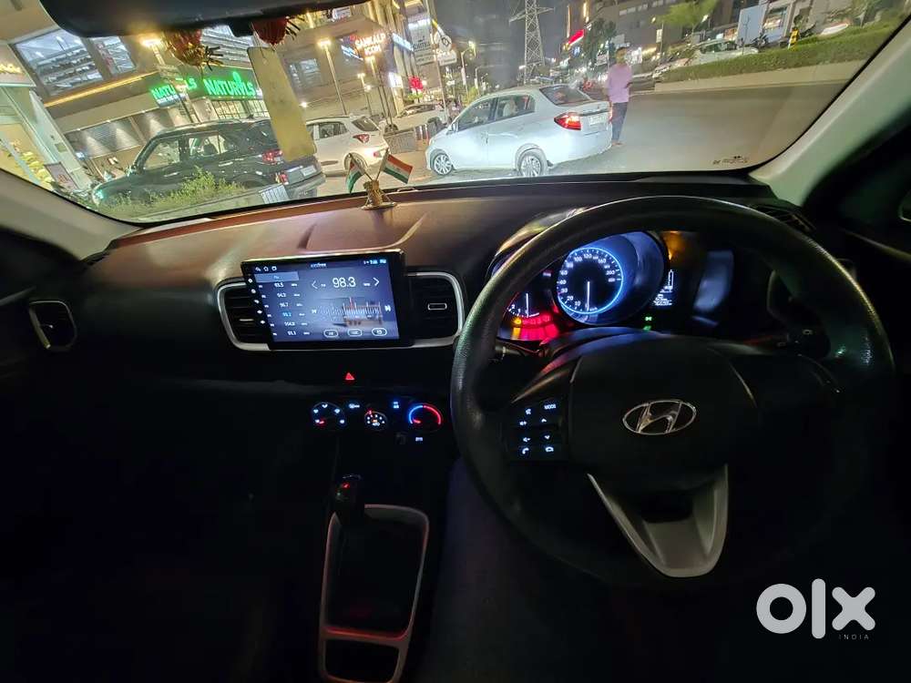 Well Maintained Venue S Petrol + Cng White Colour For Sale