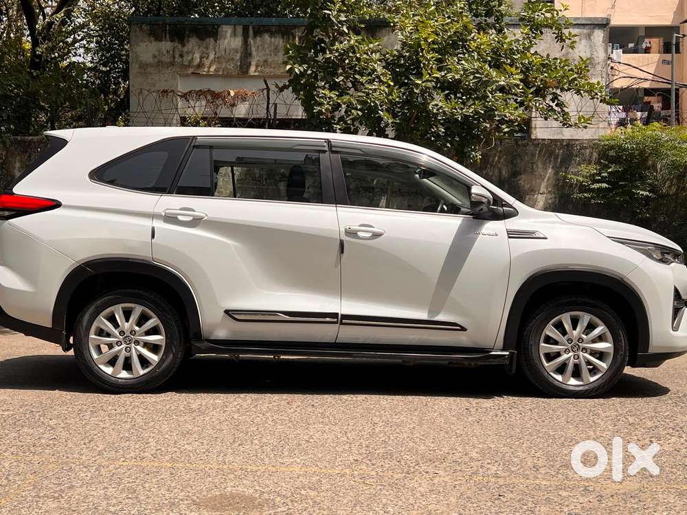 Toyota Innova Hycross 2.0 Vx Hybrid 7 Str, 2023, Petrol