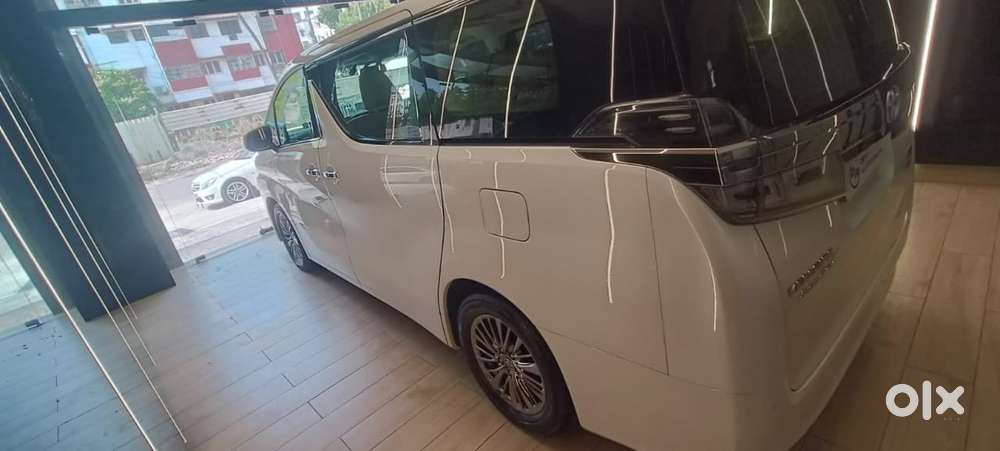 Toyota Vellfire 2.5 Executive Lounge, 2021, Cng & Hybrids