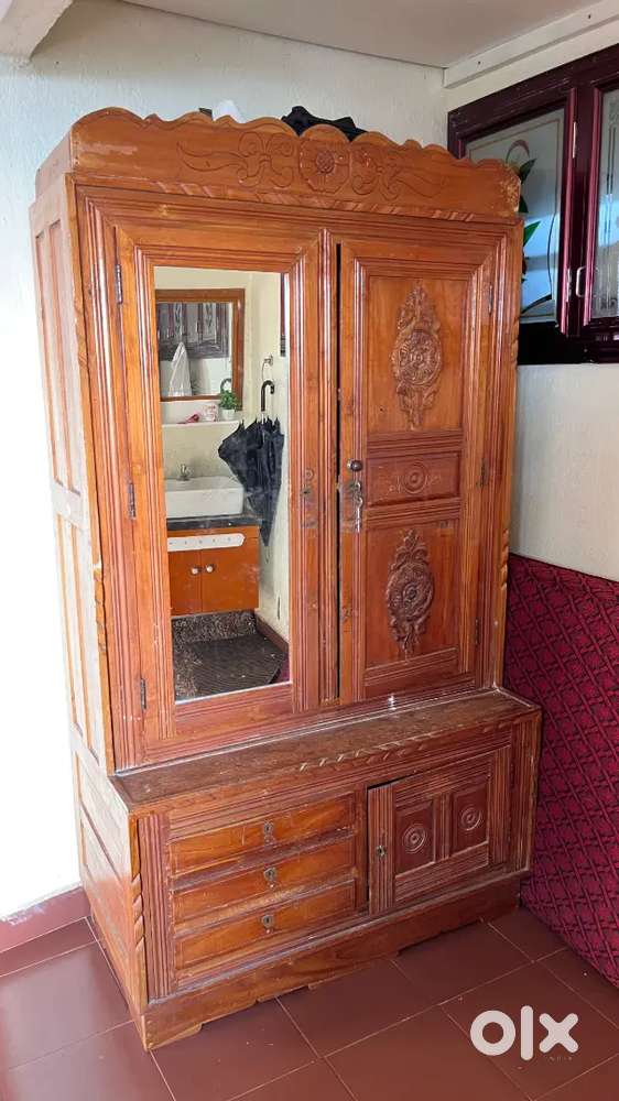 Solid Teak Wood Almirah 2door good condition