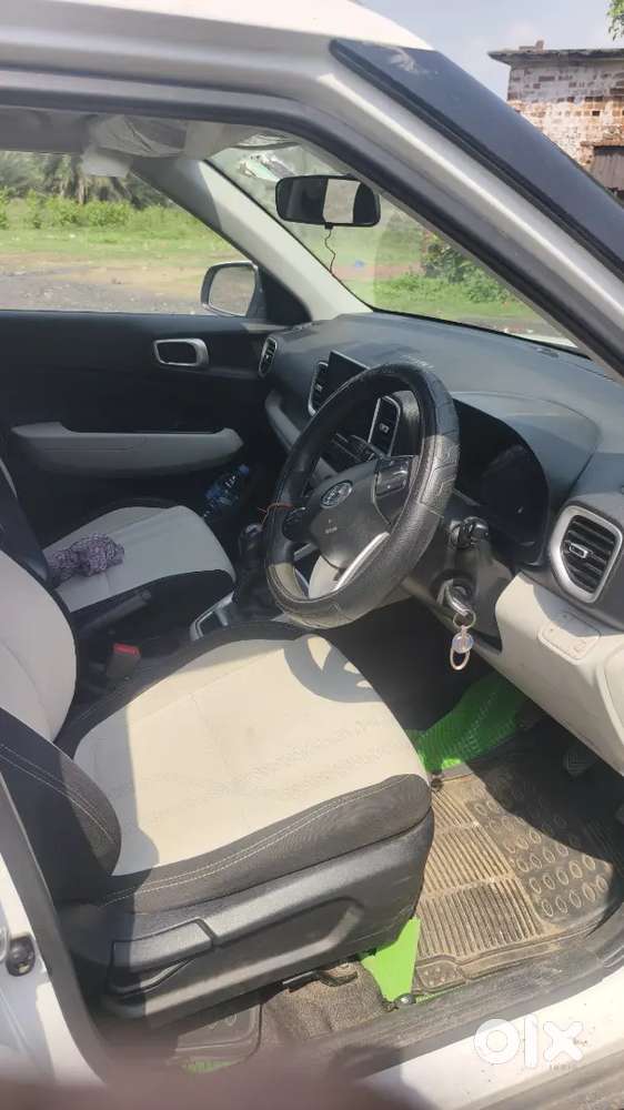 Hyundai Venue 2025 Petrol 14000 Km Driven