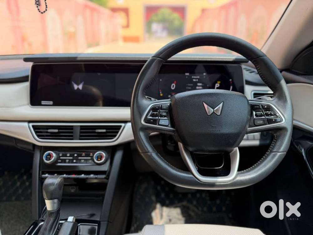 Mahindra Xuv700 2.0 Ax 7 Petrol At Str, 2023, Petrol