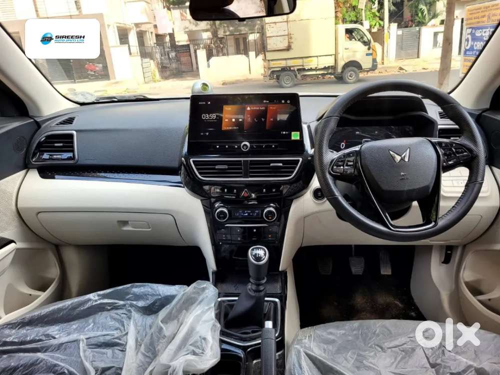 Mahindra Xuv 3xo Ax5 Pm Mt, 2024, Petrol