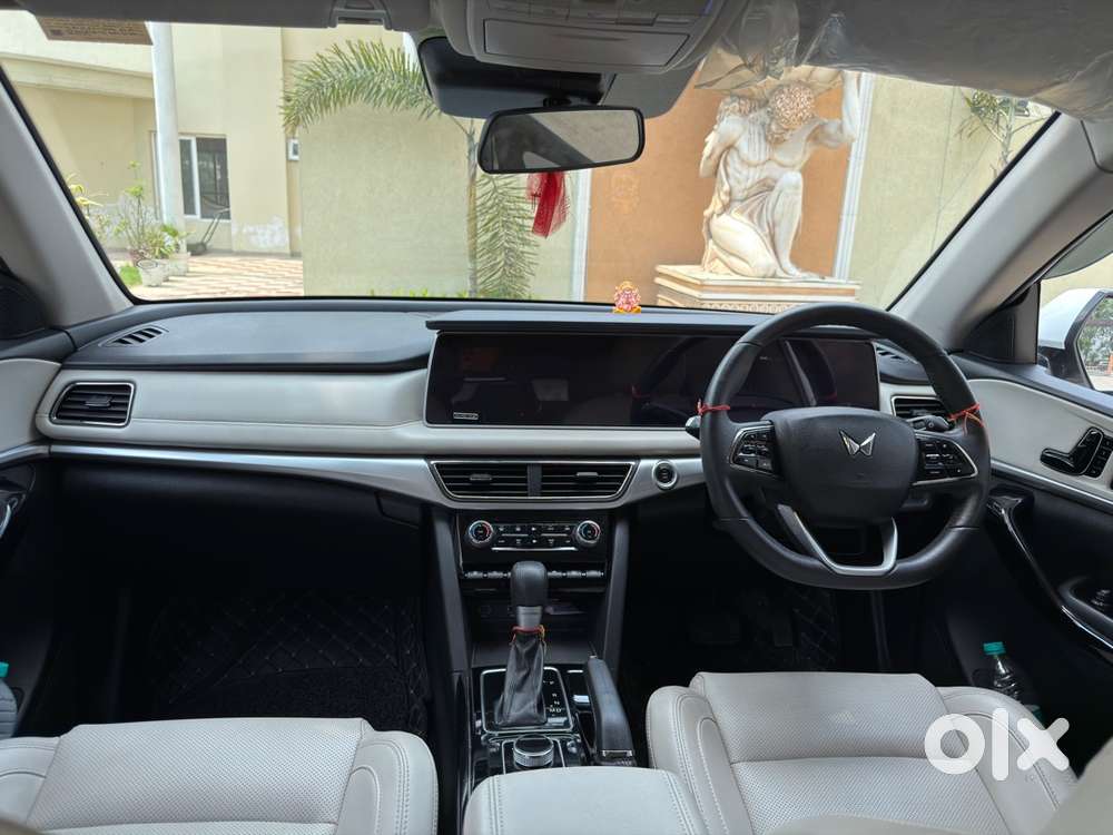 Mahindra Xuv700 2025 Diesel Well Maintained
