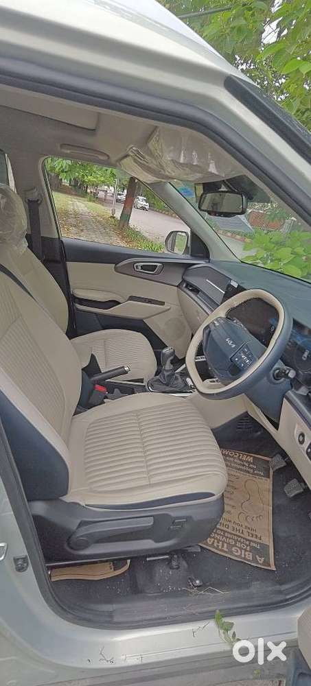 Kia Carens Clavis, 2025, Petrol