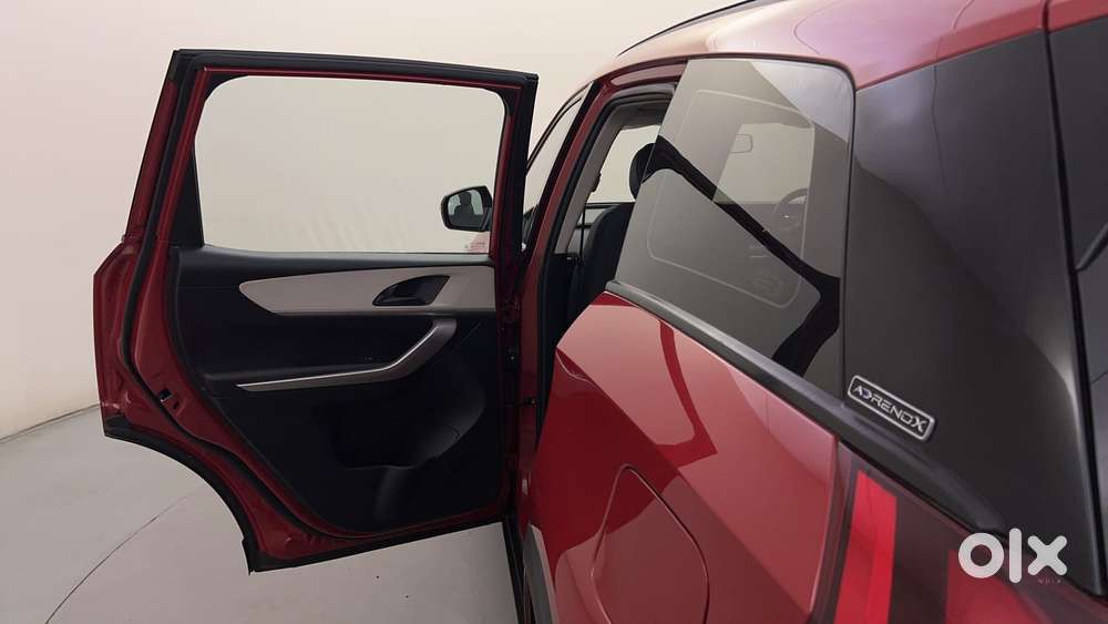 Mahindra Xuv700 2.0 Ax 3 Petrol At 5 Str, 2022, Petrol