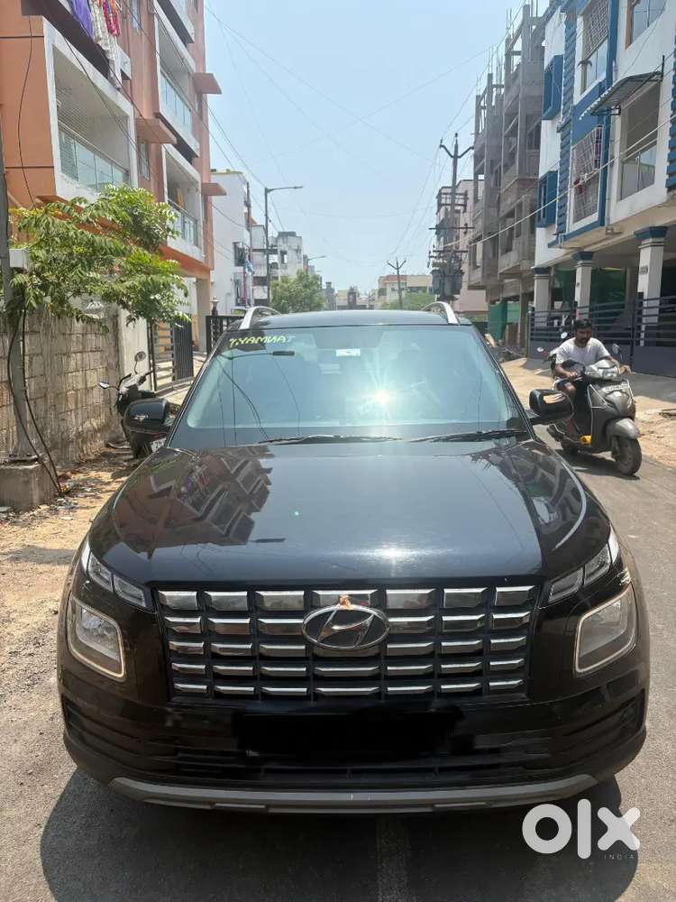 Hyundai Venue 2024 Petrol 21000 Km Driven