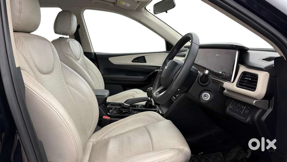 Mahindra Xuv700 2.0 Ax 5 Petrol Mt 7 Str, 2023, Petrol