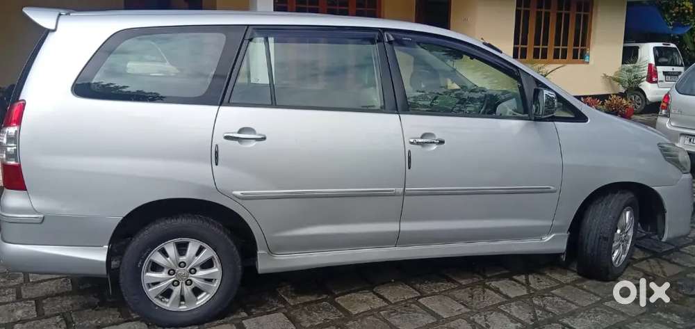 Toyota Innova 2.5 V 7 2011