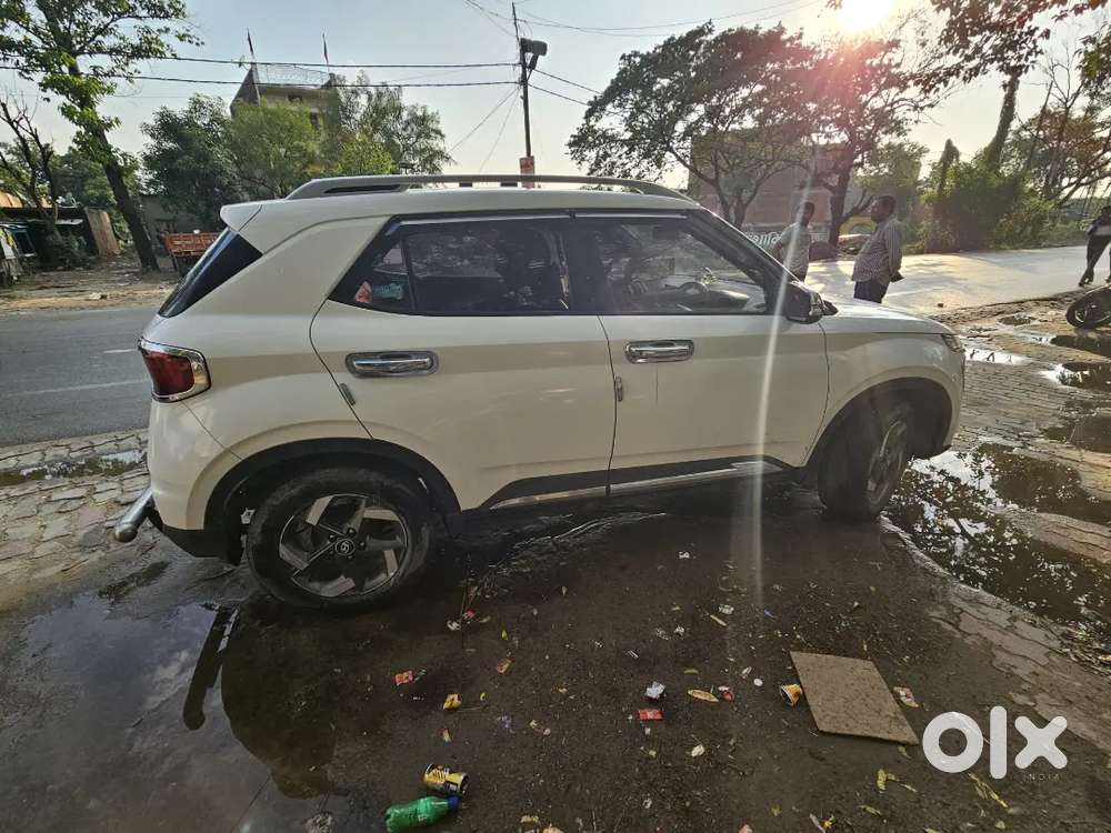 Hyundai Venue 2021 Petrol 62000 Km Driven