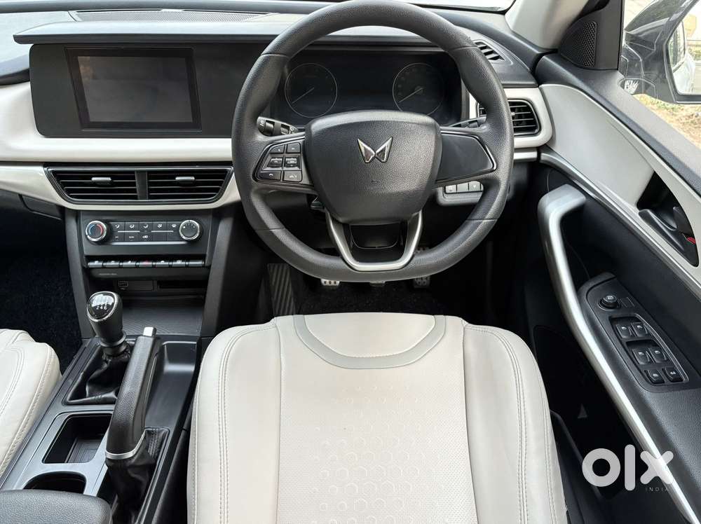 Mahindra Xuv700 2.0 Mx Petrol Mt 5 Str, 2022, Petrol