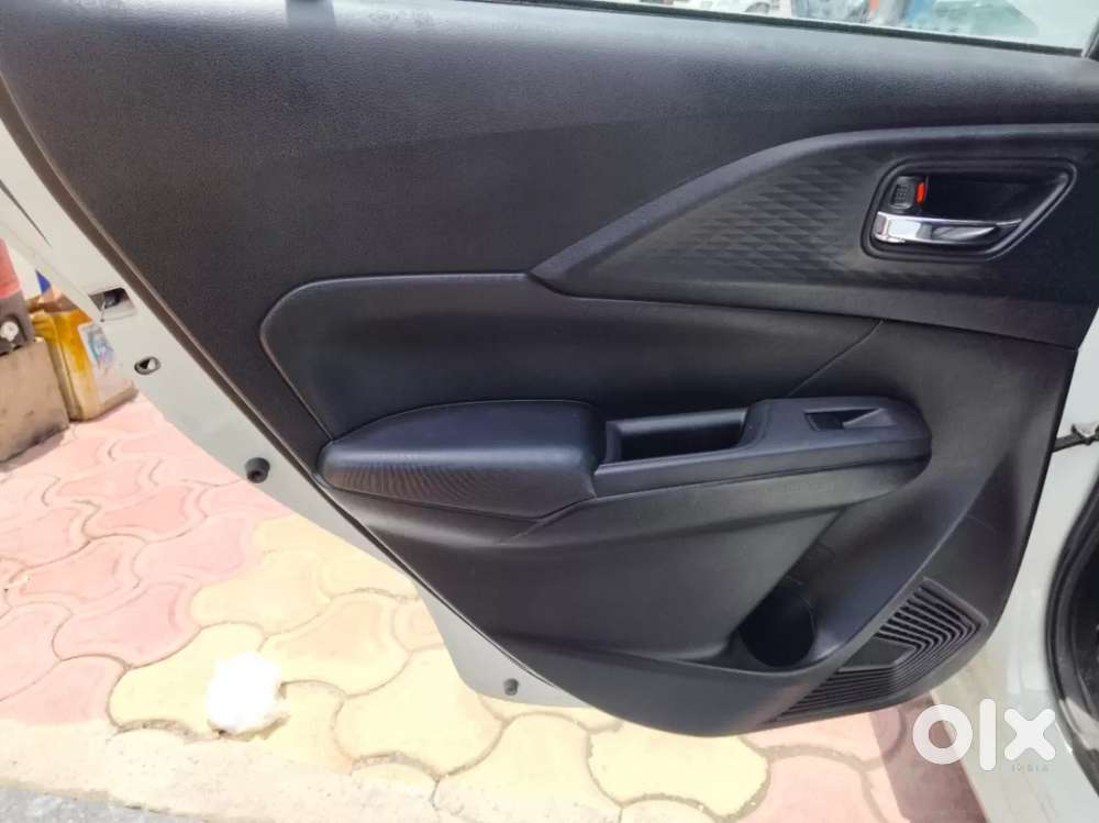 Maruti Suzuki Swift Vxi, 2025, Petrol
