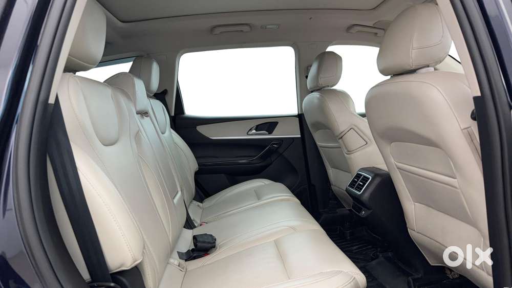 Mahindra Xuv700 2.0 Ax 5 Petrol Mt 7 Str, 2023, Diesel