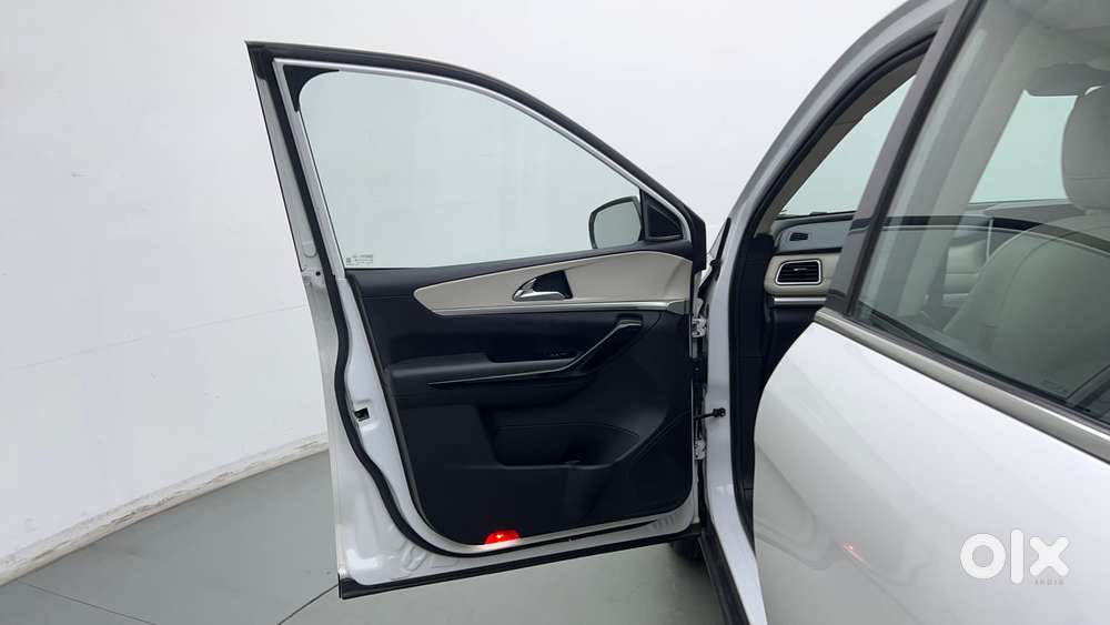 Mahindra Xuv700 2.0 Ax 7 Petrol At Luxury Pack Str, 2023, Petrol