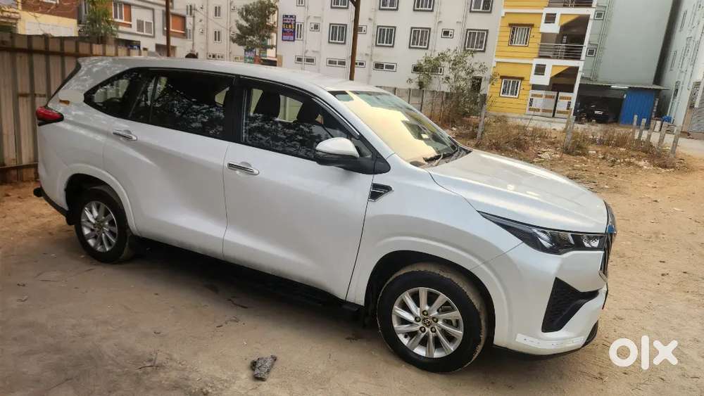 Toyota Innova Hycross 2023 Petrol 70000 Km Driven
