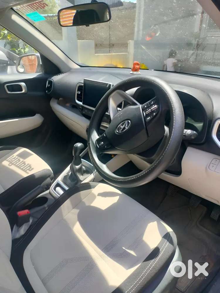 New Hyundai Venue 2025 Petrol 4500 Km Driven
