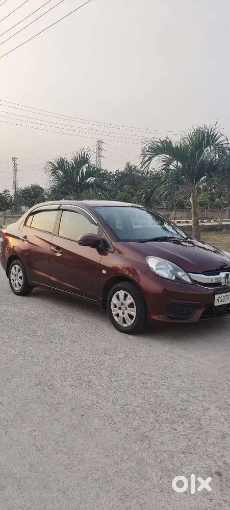 Honda Amaze 2017 Petrol Well Maintained. Showroom Maintaince.