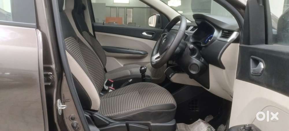 Renault Triber Rxz, 2023, Petrol