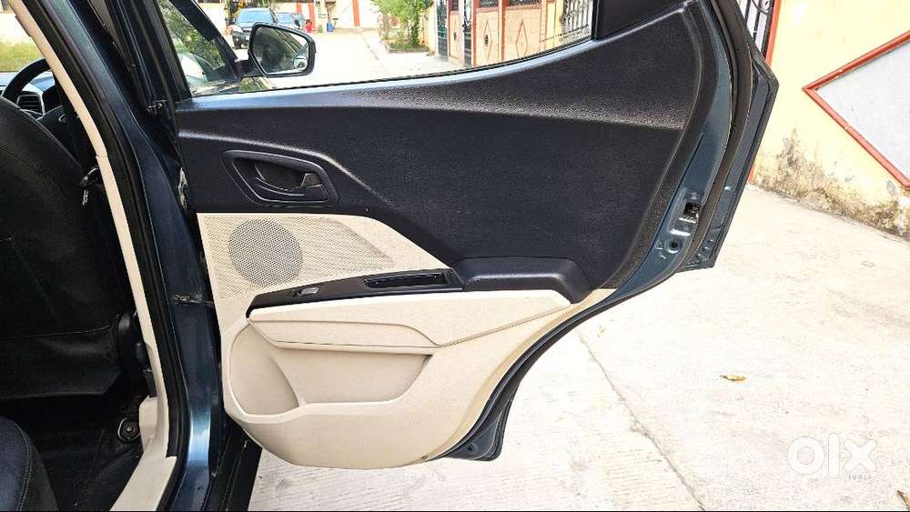 Xuv 300 W6 Diesel Manual Gear Deiven 77500kms Excellent Condition