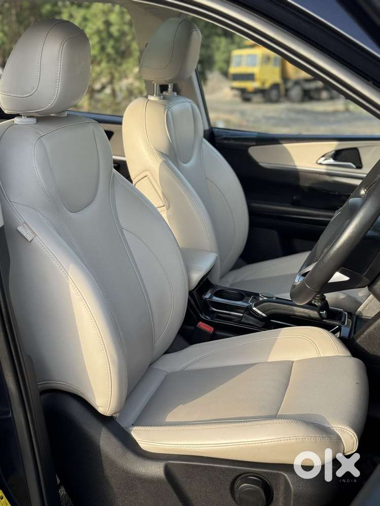 Mahindra Xuv700 2.0 Ax 7 Petrol Mt Str, 2021, Petrol