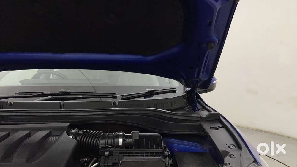 Mahindra Xuv700 2.0 Ax 7 Petrol At Str, 2023, Petrol