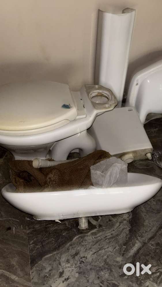 Good quality wash basin and commode