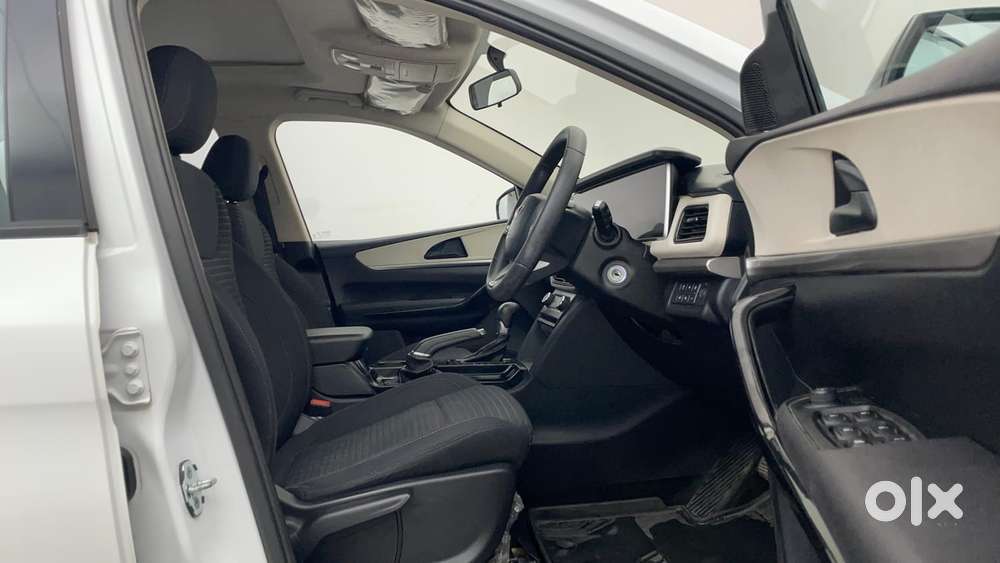 Mahindra Xuv700 2.0 Ax 5 Petrol At Str, 2022, Petrol